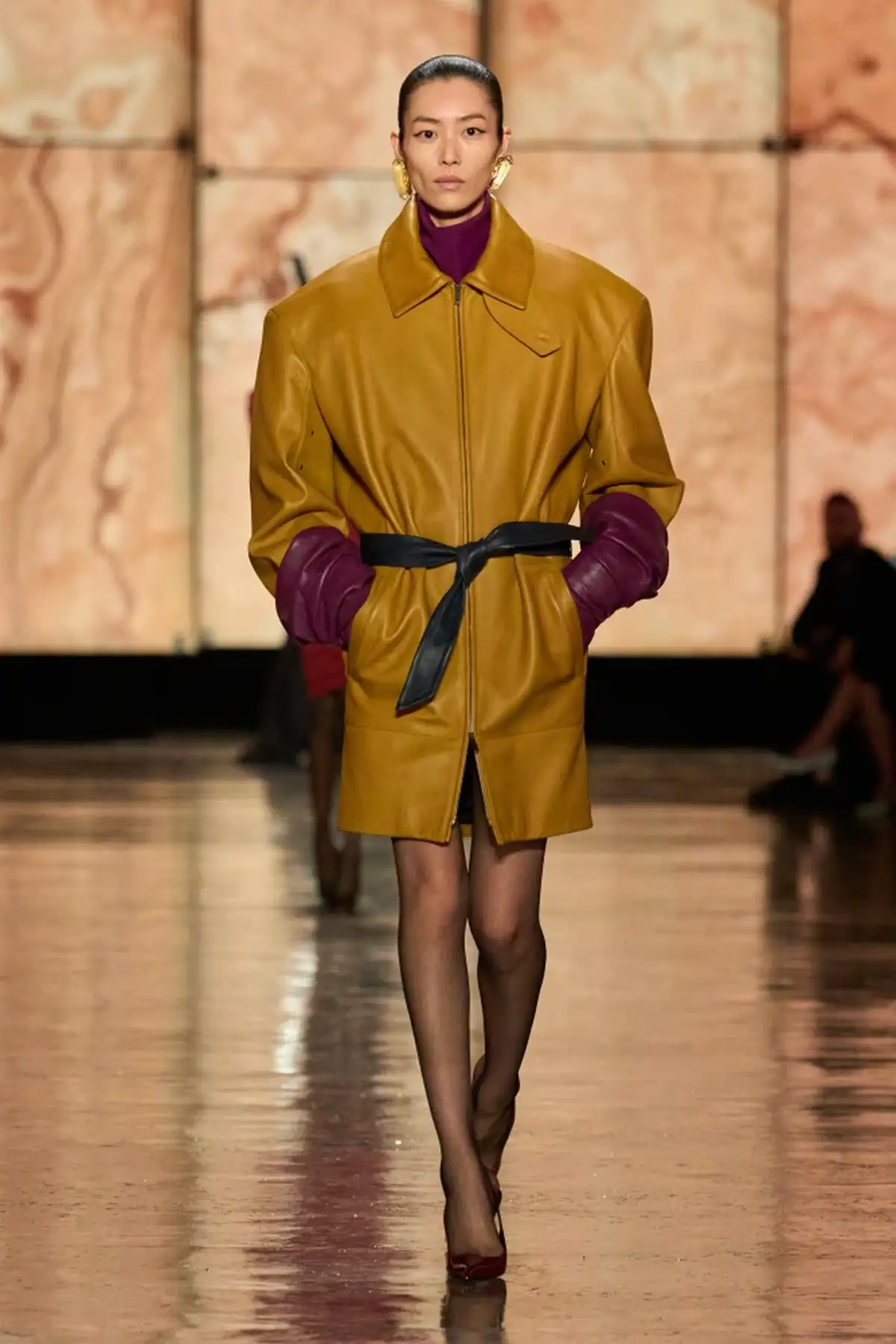 V-силует: як осінні тренди повертають моду 40-х та 80-х 1 v 40 1
