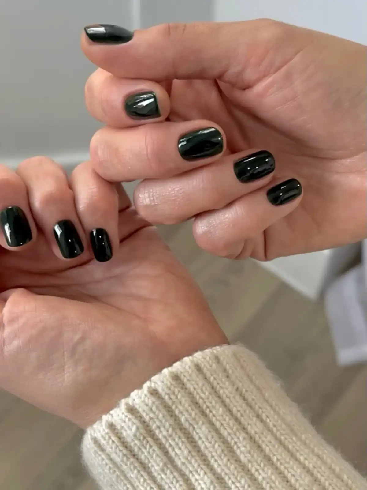 Актуальні тренди зимового манікюру: від класики до сміливих експериментів 1 fabkat.vn.ua