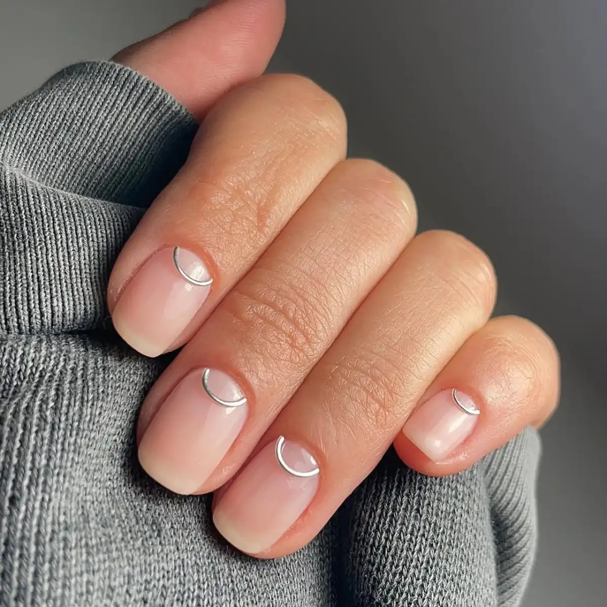 Актуальні тренди зимового манікюру: від класики до сміливих експериментів 3 fabkat.vn.ua