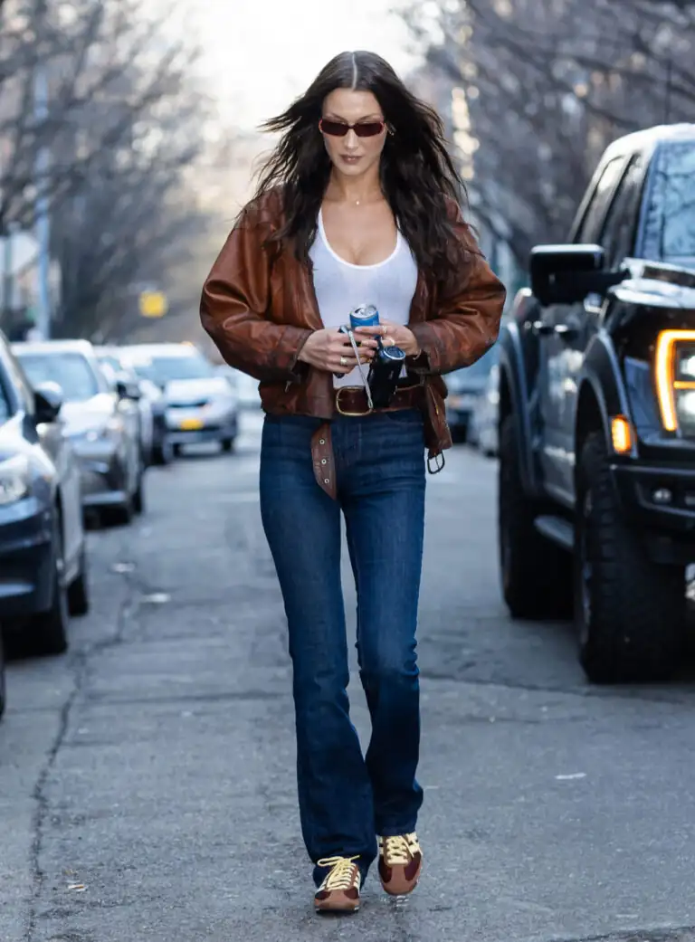 a calca jeans reta nunca sai de moda e um grande e favorito das fashionistas