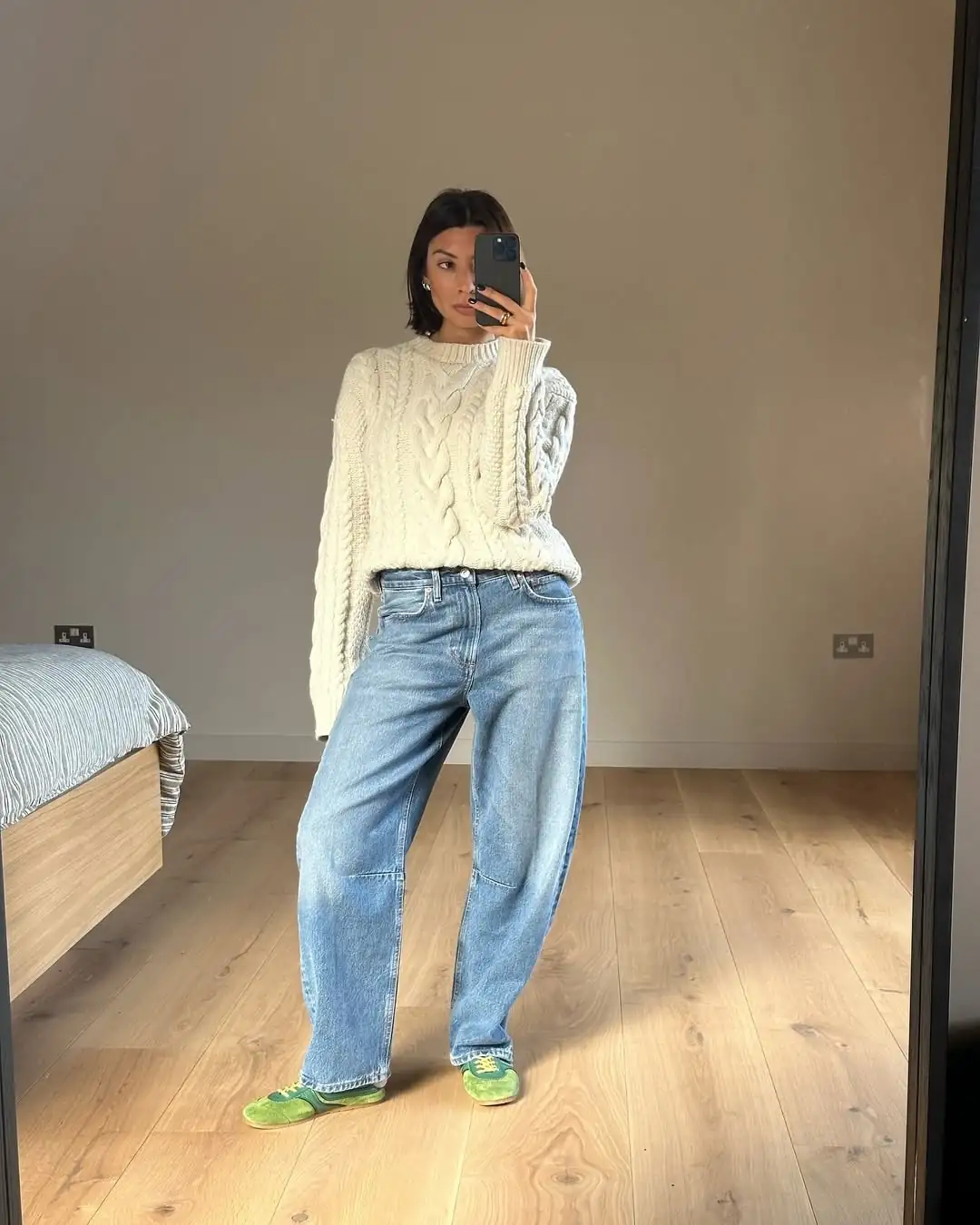 Як носити barrel jeans: 5 стильних образів сезону