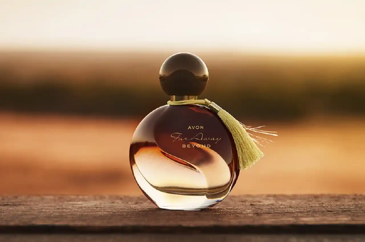 Темні аромати осені 2026: дим, ваніль, темні ягоди та парфуми Avon